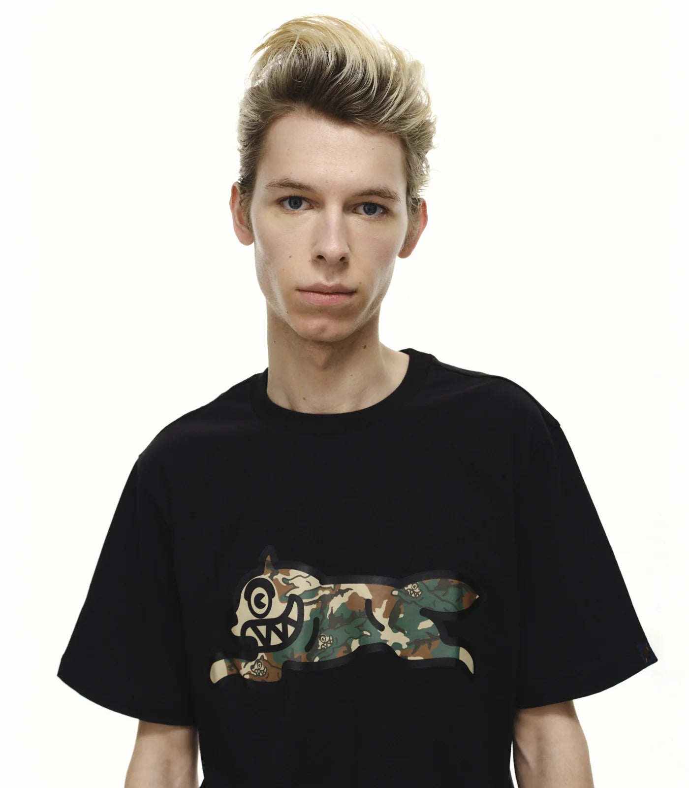 CAMO RUNNING DOG WOODLAND T-SHIRT - BLACK