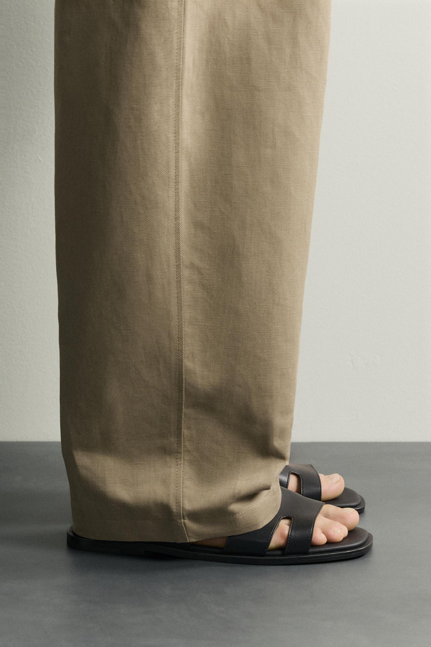 STRAP SANDALS