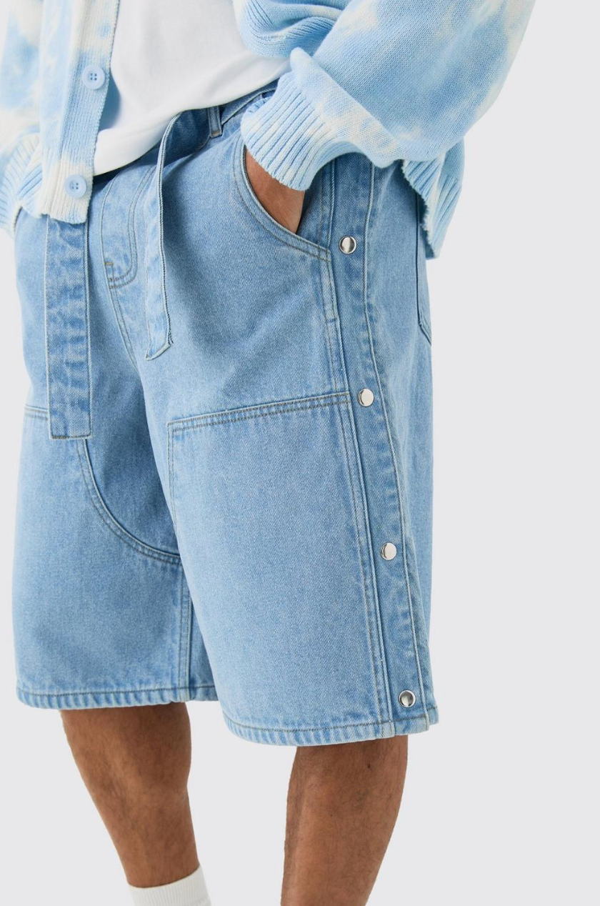 ELASTICATED WAIST RELAXED POPPER DETAIL CARPENTER DENIM JORTS IN LIGHT BLUE